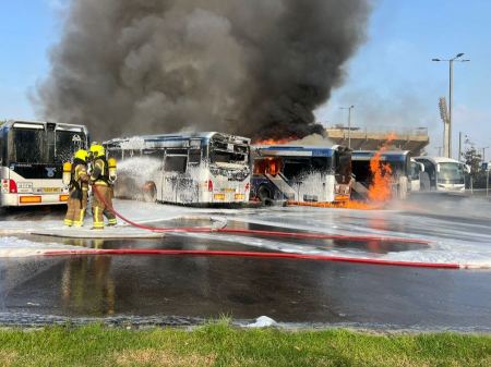 "بات يام" العثور على جثة شخص داخل إحدى الحافلات التي طالتها ألسنة النار
